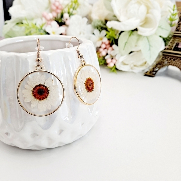 💖 2/$30 Dainty white pressed Daisy flower resin gold hoop boho dangle earrings - Picture 10 of 10